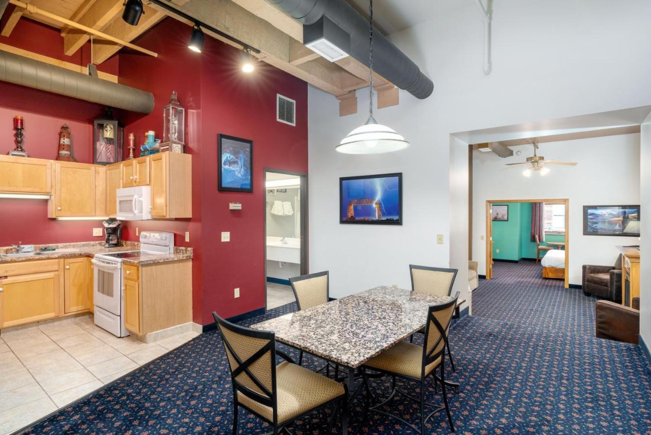 The Suites Hotel At Waterfront Plaza Duluth Exterior foto