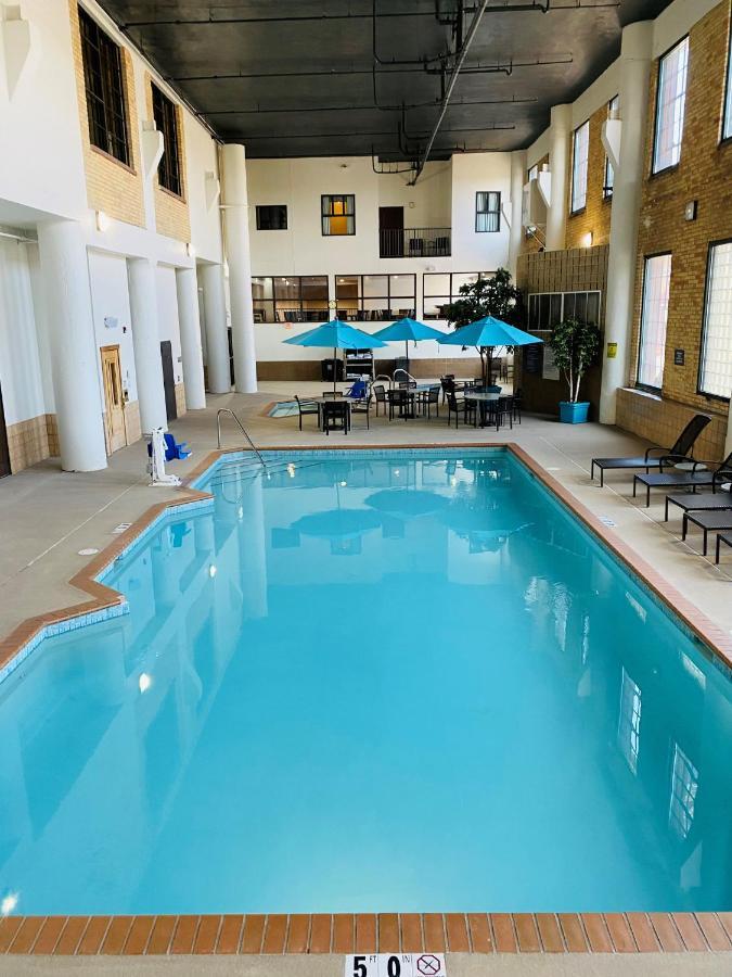 The Suites Hotel At Waterfront Plaza Duluth Exterior foto