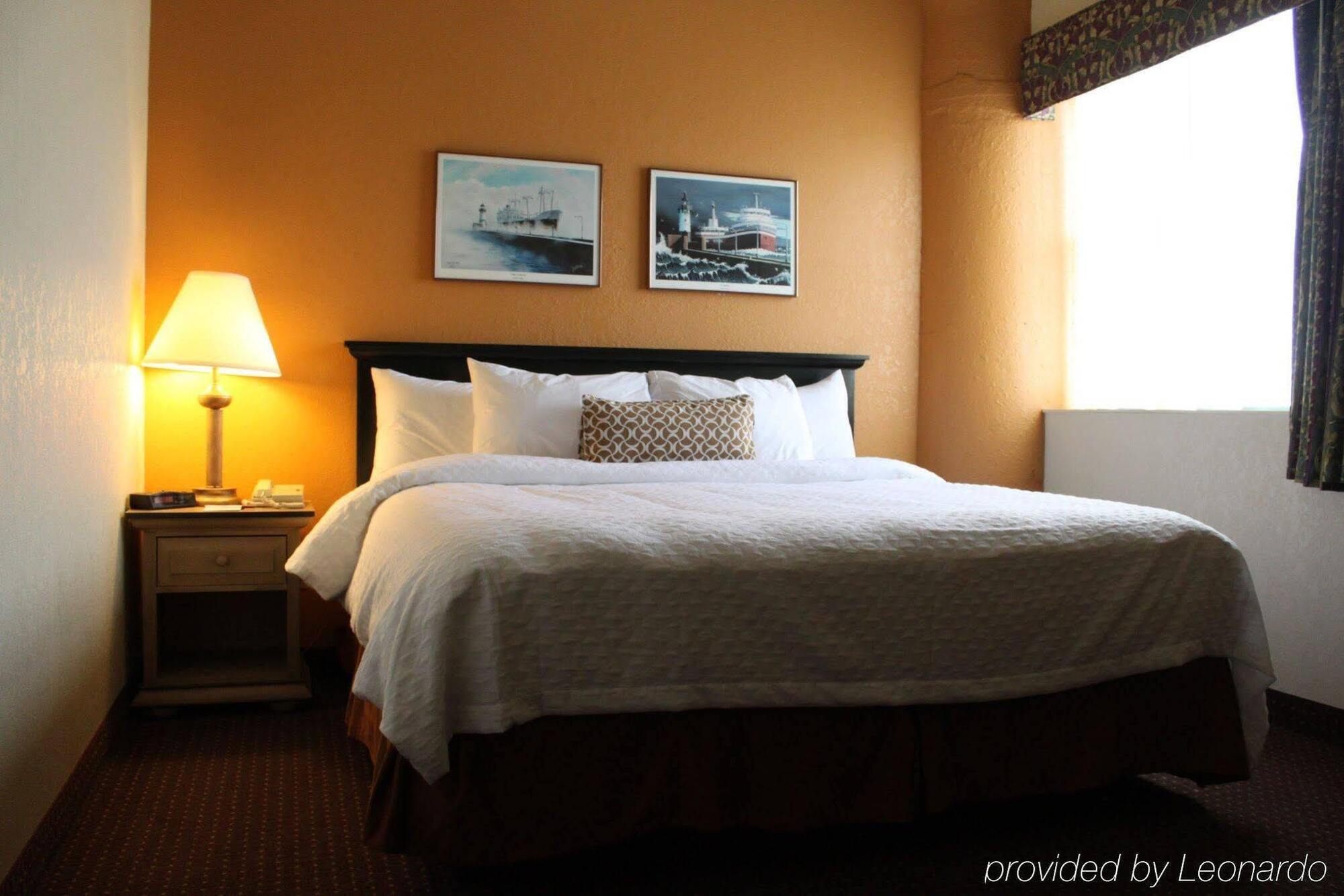The Suites Hotel At Waterfront Plaza Duluth Exterior foto